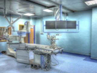 陰茎増大手術中に心臓発作… 58億円のダイヤを売った「ダイヤモンド王」の惨すぎる末路。暴かれた“虚飾の肉体”と無免許医の闇