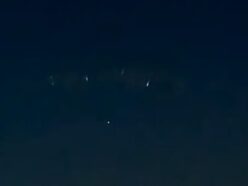 夜空に「意志を持つ光る雲」が出現！？ 回転し、変形し、多色の光を放つ謎の物体の正体とは？＝アルゼンチン