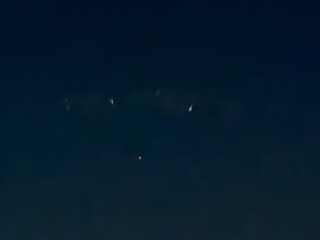 夜空に「意志を持つ光る雲」が出現！？ 回転し、変形し、多色の光を放つ謎の物体の正体とは？＝アルゼンチン