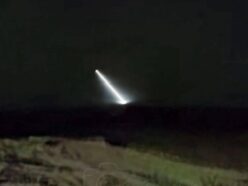 深夜に「真っ白な光柱」が出現！ 暗闇を切り裂く圧倒的ビームの正体とは？＝アルゼンチン