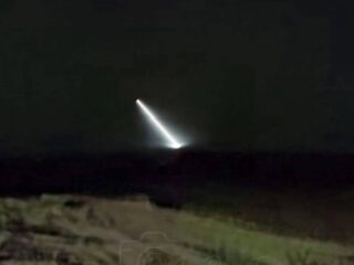 深夜に「真っ白な光柱」が出現！ 暗闇を切り裂く圧倒的ビームの正体とは？＝アルゼンチン