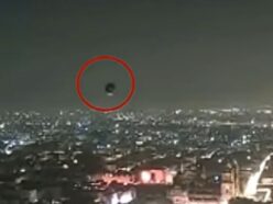 深夜のライブカメラが捉えた「漆黒の飛行物体」！ 超高層ビルの上空を徘徊し、ゆっくりと下降し消えた謎の影
