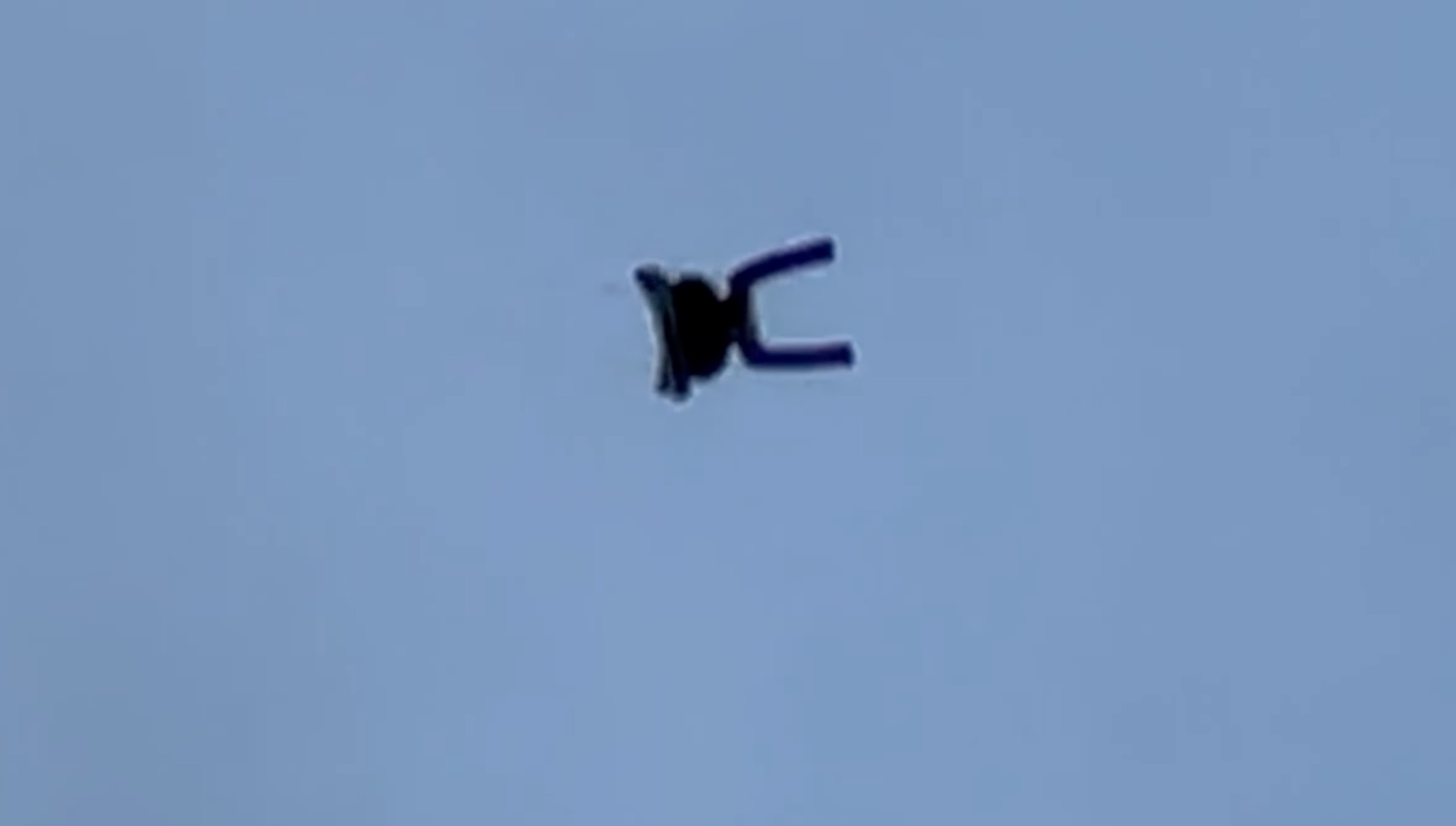 【異形】とんでもない形のUFOが撮影される!「二股の腕を持つ黒い飛行物体」驚愕の至近距離映像の画像1