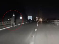 【戦慄】深夜のハイウェイに「スレンダーマン」が出現!? ドラレコが捉えた“発光する頭”と不自然な四肢