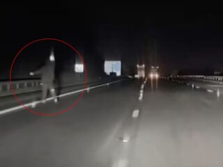 【戦慄】深夜のハイウェイに「スレンダーマン」が出現!? ドラレコが捉えた“発光する頭”と不自然な四肢