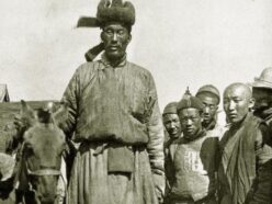 馬を担いで川を渡るモンゴルの巨人！ 伝説の探検家が目撃した“幻の8フィート男”「ウンドゥル・ゴンゴール」とは
