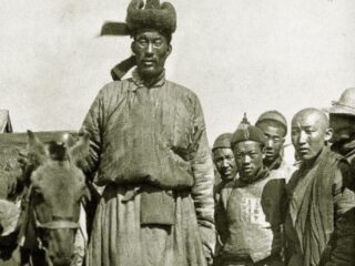 馬を担いで川を渡るモンゴルの巨人！ 伝説の探検家が目撃した“幻の8フィート男”「ウンドゥル・ゴンゴール」とは