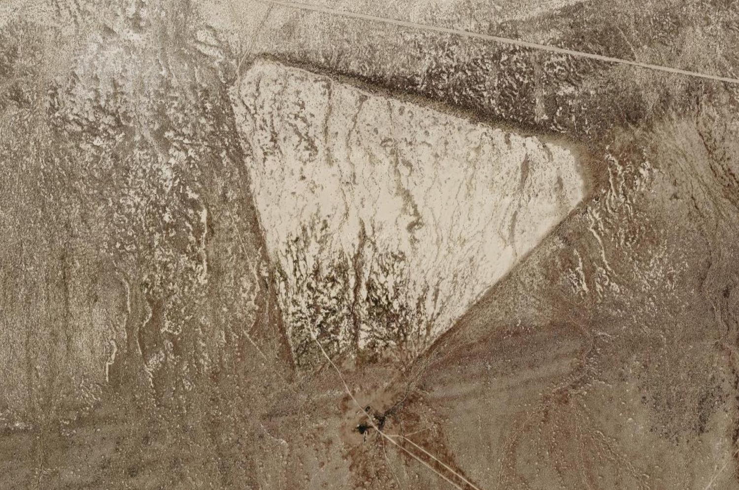 ネバダの砂漠に浮かぶ「謎の巨大三角地帯」を発見！ 古代遺跡か、宇宙人へのメッセージか、その正体とは…の画像2