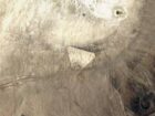 ネバダの砂漠に浮かぶ「謎の巨大三角地帯」を発見！ 古代遺跡か、宇宙人へのメッセージか、その正体とは…