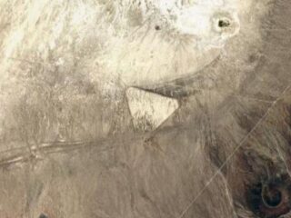 ネバダの砂漠に浮かぶ「謎の巨大三角地帯」を発見！ 古代遺跡か、宇宙人へのメッセージか、その正体とは…