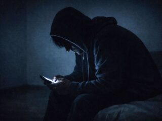 AIカウンセラーがあなたを追い詰める!? 「共感ごっこ」と「無責任な肯定」が招くデジタル・セラピーの罠