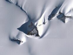 南極の氷下に「ギザのピラミッド」と同配列の影？ Google Earthが捉えた謎の三連山を巡る波紋