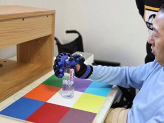 イーロン・マスクより先に中国が世界初の「脳インプラント」商用化を承認！ 麻痺患者が自力で水を飲める奇跡のデバイス