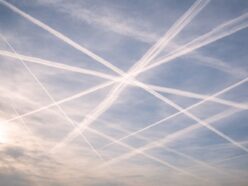 人口削減か、気象操作か!? 空から有害物質を撒き散らす「ケムトレイル」の起源は、冷戦時代のCIA極秘計画だったのか