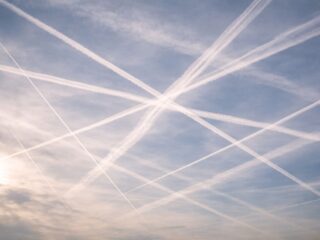 人口削減か、気象操作か!? 空から有害物質を撒き散らす「ケムトレイル」の起源は、冷戦時代のCIA極秘計画だったのか