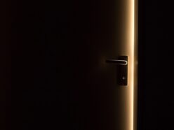 “完全なる暗闇”に5日間閉じこもると人間はどうなるのか？ 女性科学者が自らの体で証明した「幻覚」と「未知の覚醒」