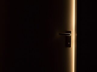 “完全なる暗闇”に5日間閉じこもると人間はどうなるのか？ 女性科学者が自らの体で証明した「幻覚」と「未知の覚醒」