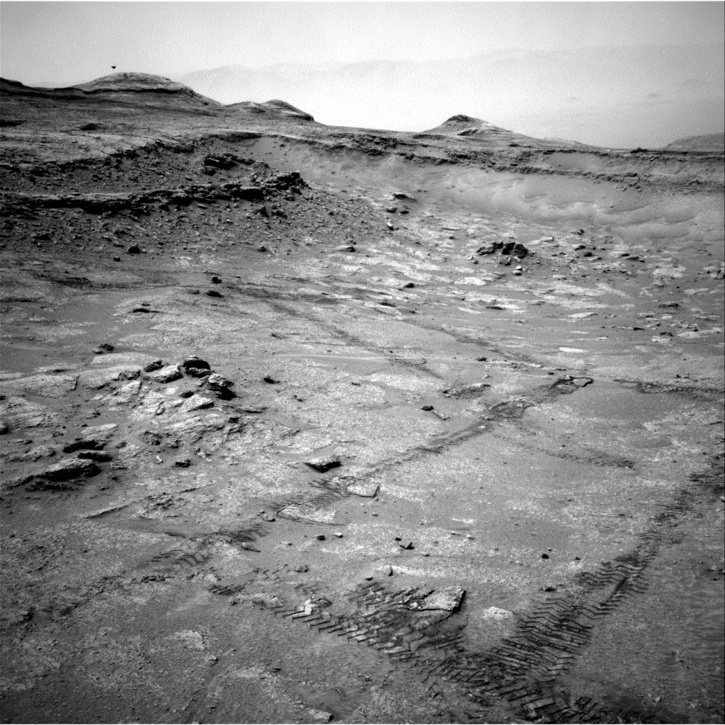 火星探査機キュリオシティが「空飛ぶ円盤」を激写!? ゲール・クレーター上空に浮かぶ謎の黒い物体の画像2