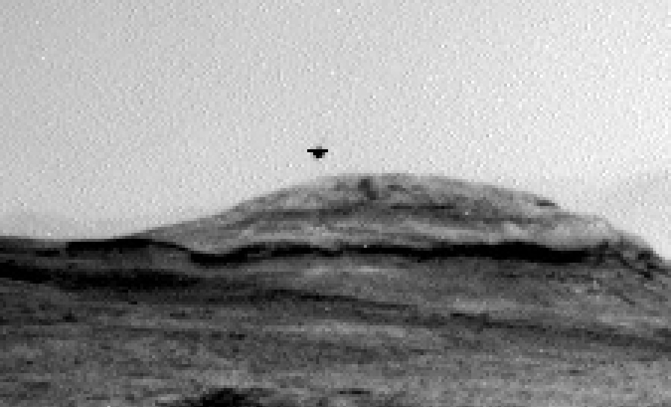 火星探査機キュリオシティが「空飛ぶ円盤」を激写!? ゲール・クレーター上空に浮かぶ謎の黒い物体の画像3