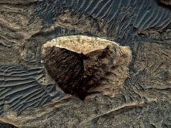 火星にエジプトそっくりの「三面ピラミッド」を発見!? NASAの画像が示唆する“失われた古代火星文明”の謎