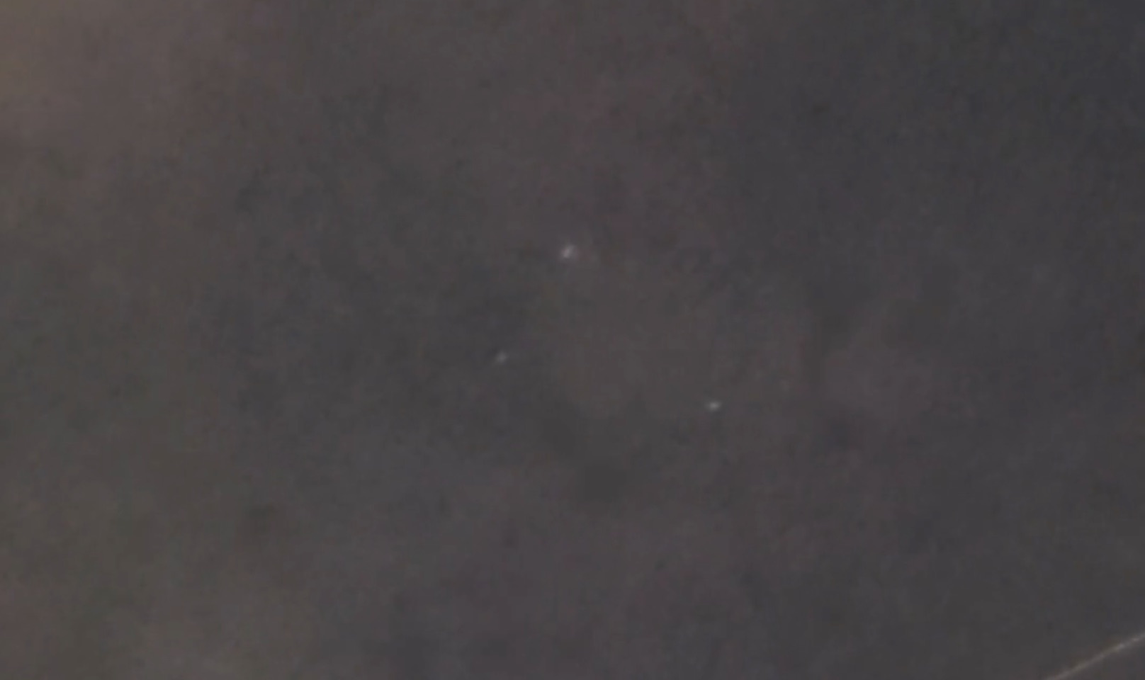 ニューヨークの夜空で「追いかけっこ」する3つのUFO!? 不気味な飛行物体の正体とはの画像1