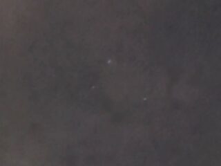 ニューヨークの夜空で「追いかけっこ」する3つのUFO!? 不気味な飛行物体の正体とは