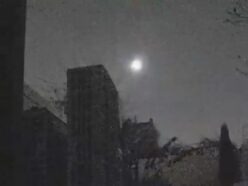 住宅街に「発光する円盤」が出現!? 防犯カメラが捉えた未明の怪現象＝米フィラデルフィア