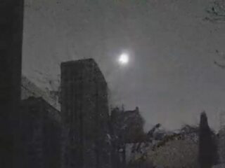 住宅街に「発光する円盤」が出現!? 防犯カメラが捉えた未明の怪現象＝米フィラデルフィア