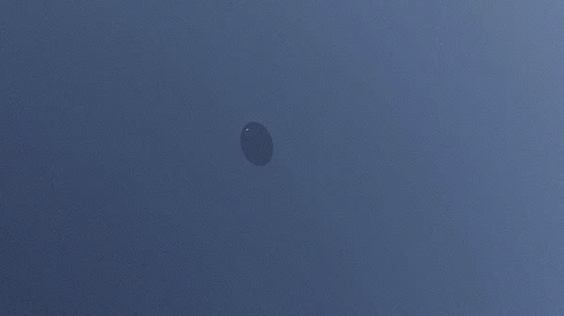 「ポンッ」と消えた古典的円盤型UFO、英リバプール上空に出現！ 俳優は「魔術で呼んだ」と主張の画像2