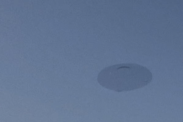 「ポンッ」と消えた古典的円盤型UFO、英リバプール上空に出現！ 俳優は「魔術で呼んだ」と主張の画像3