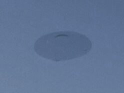「ポンッ」と消えた古典的円盤型UFO、英リバプール上空に出現！ 俳優は「魔術で呼んだ」と主張