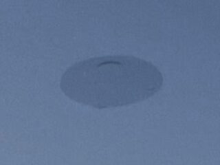 「ポンッ」と消えた古典的円盤型UFO、英リバプール上空に出現！ 俳優は「魔術で呼んだ」と主張
