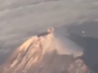 ポポカテペトル山上空で「謎の発光オーブ群」を旅客機の乗客が激写！ やはりここは宇宙人の秘密基地なのか？