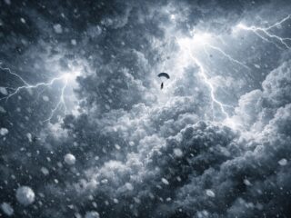 上空1万4000メートルから雷雲にダイブ！ 目や口から血を吹き出しながら「40分間」も落ち続けた男の壮絶サバイバル