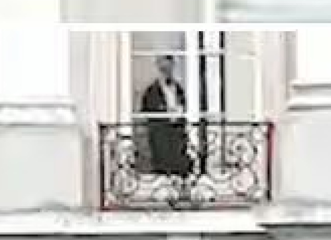 【心霊】自転車の練習をする息子を窓から見つめる「ヴィクトリア朝の女の幽霊」… 母が撮影した戦慄の画像の画像2