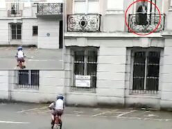 【心霊】自転車の練習をする息子を窓から見つめる「ヴィクトリア朝の女の幽霊」… 母が撮影した戦慄の画像