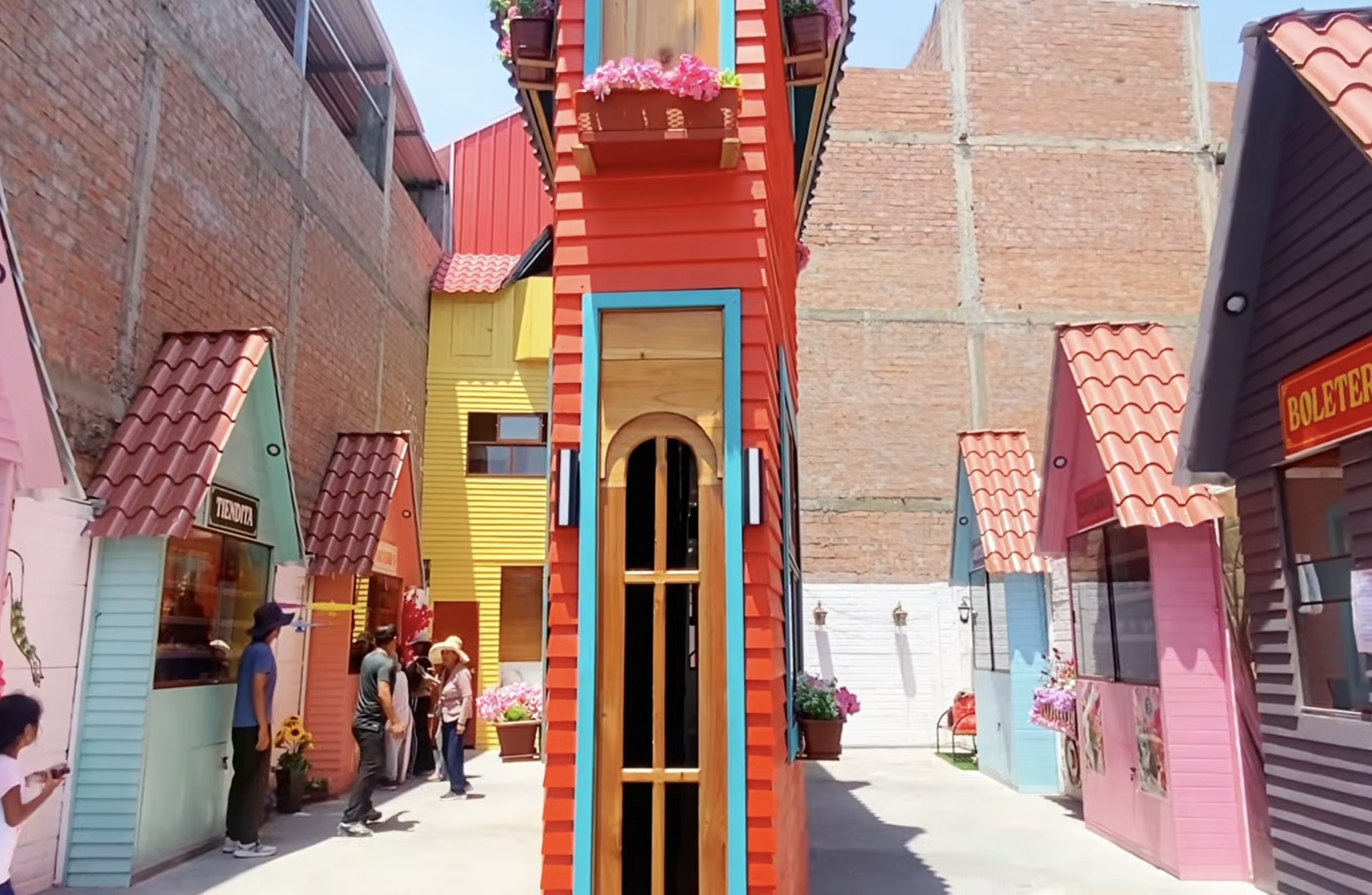 横幅わずか63センチ！ ペルーに出現した「世界一狭い家」が問いかける“幸せのサイズ”とはの画像2