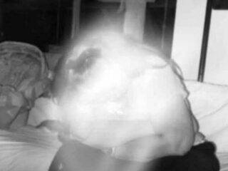 ロズウェルで“最も呪われた家”で霊媒師が憑依された瞬間！ 夭折したシングルマザーの地縛霊が…【心霊写真】