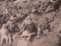 1917年の写真に写り込んでいた「現代風の若者」古本屋で発見された“場違いすぎるサーファー”はタイムトラベラーか