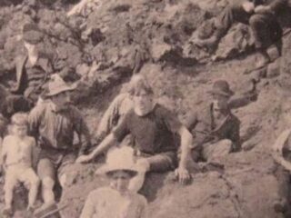 1917年の写真に写り込んでいた「現代風の若者」古本屋で発見された“場違いすぎるサーファー”はタイムトラベラーか