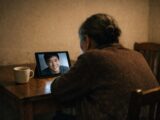 愛する息子はすでに死んでいた… 母を騙し続ける「AIクローン」とのビデオ通話は優しさか、それとも狂気か