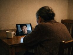 愛する息子はすでに死んでいた… 母を騙し続ける「AIクローン」とのビデオ通話は優しさか、それとも狂気か