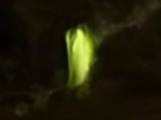 「光の生命体」の召喚に成功!? エクアドルの山中でUFO研究家グループが撮影した“ローブ姿の発光体”