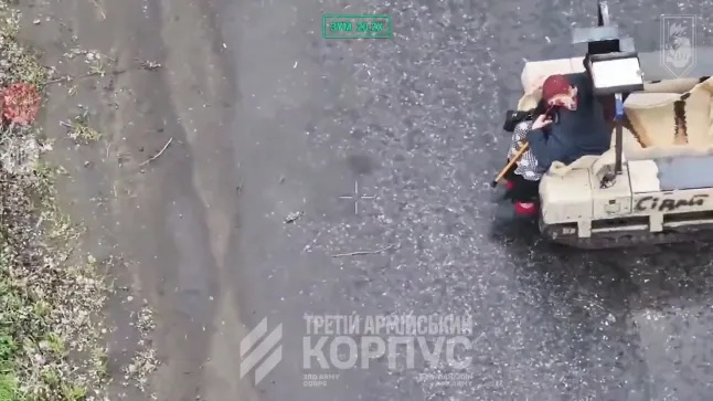 「おばあちゃん、乗って！」ロボットに貼られたメモが72歳の命を救った…ウクライナ前線、無人車両による救出劇の画像2