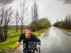 「おばあちゃん、乗って！」ロボットに貼られたメモが72歳の命を救った…ウクライナ前線、無人車両による救出劇