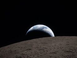 【NASA陰謀論】アルテミス2の月面は「グリーンスクリーン」で作られた!? 地球平面論者が語る“火星＝カナダ・デボン島撮影説”の真偽