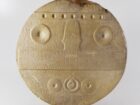 まるで航空機の計器盤… 4600年前のエジプトで作られた謎の石板「デフジの供物台」はオーパーツなのか？