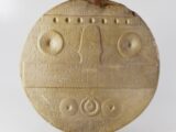 まるで航空機の計器盤… 4600年前のエジプトで作られた謎の石板「デフジの供物台」はオーパーツなのか？