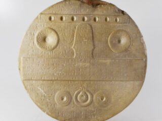 まるで航空機の計器盤… 4600年前のエジプトで作られた謎の石板「デフジの供物台」はオーパーツなのか？