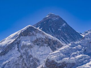 エベレストのガイドが登山客に“毒”を盛っていた！ 32億円を騙し取った“悪魔のビジネスモデル”がエグすぎる…